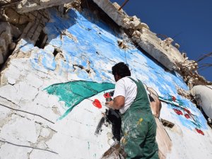 Suriyeli Grafiti Sanatçısı Savaşın İzlerini Fırça Darbeleriyle Siliyor