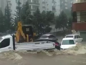 Adana’da Sel Suları Araçları Sürükledi