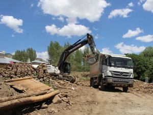 Bingöl’de Deprem Bölgesinde Enkaz Kaldırma Çalışması Sürüyor