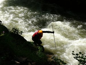 Kamyonetiyle Uçtuğu Derede Akıntıya Kapılan Sürücü İçin Çalışmalar Sürüyor