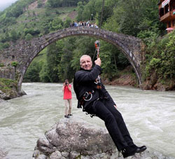 Ünal Aysal, Rize'de Gençlere Taş Çıkarttı