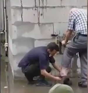 Rize'de polisin abdest alan yaşlı adamın çoraplarını ve ayakkabısını giydirmesi beğeni topladı