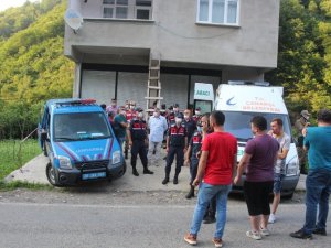 İntihar Etmeden Önce Karısını Birçok Yerinden Bıçaklayarak Öldürmüş