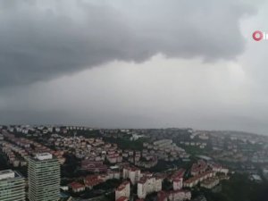 İstanbul’da Gökyüzünü Kara Bulutlar Kapladı