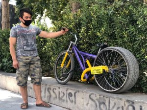 Otomobil Lastiğini Bisikletine Taktı, Görenler Gözlerine İnanamadı
