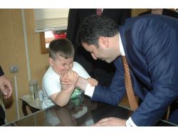 Başkan Eroğlu, Minik Mert'le Bilek Güreşi Yaptı