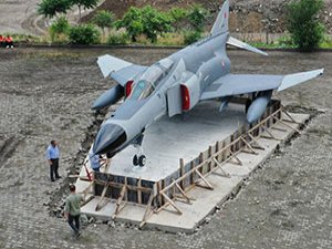 F4 Fantom Savaş Uçağı Rize'ye Kondu