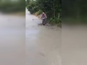 Belediyenin Döktüğü Beton Yolu Elinde Kazma İle Böyle Zarar Verdi