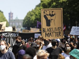 Berlin’de “Black Lives Matter” Mitingi