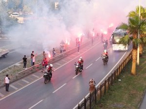 Trabzonspor Taraftarı Takımını Şampiyon Gibi Uğurladı