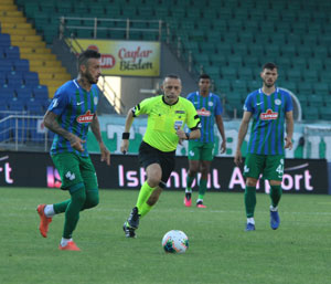 Çaykur Rizespor 2-0'dan Denizli'yi Yakaladı Cüneyt Çakır'ı Geçemedi
