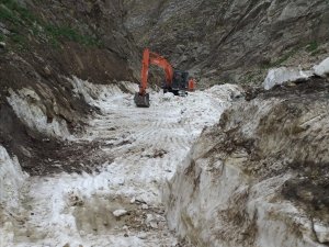 Haziran’ın Son Haftasında Kar Tüneli Görenleri Şaşırttı