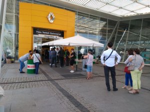 Sıfır Otomobil Almak İçin Kuyruğa Girdiler