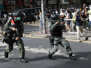 Hong Kong’da Ulusal Güvenlik Yasası Kabul Edildi, Sokaklar Karıştı