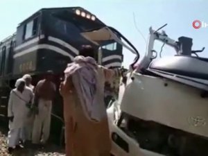 Pakistan’da Tren, Yolcu Otobüsüne Çarptı: 19 Ölü