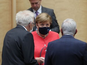 Başbakan Merkel, Eleştiriler Üzerine Maskeli İlk Kez Görüntülendi