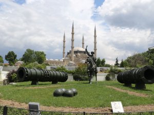 Müslümanların Selimiye’de Cemaatle Namaz Coşkusu