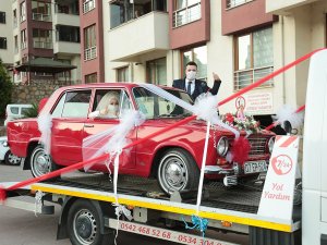 Klasik Otomobili Yıpranmasın Diye Çekici Üzerinde Gelin Almaya Gitti