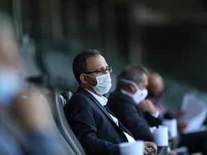 Bakan Kasapoğlu, Gençlerbirliği-fenerbahçe Maçını Tribünden Takip Etti