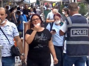 Polisi Gören Maskesine Sarıldı