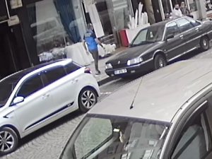 Telefonda Sinirlendi, İşletmenin Camlarını Kırdı