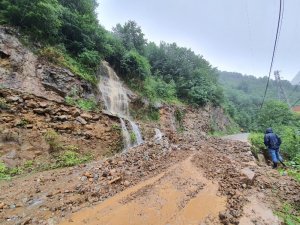 Giresun’da Etkili Olan Sağanak Yağış Nedeniyle Karayollarında Heyelan Meydana Geldi
