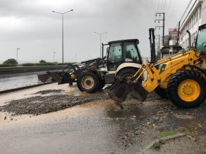 Rize’de Şiddetli Yağış Karayolunu Göle Çevirdi