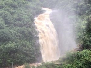 Rize’nin Turizm Merkezi Ağaran Şelalesi Yine Taştı