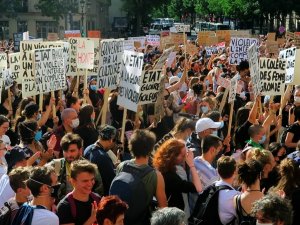 Fransa’da Yeni İçişleri Bakanı Ve Adalet Bakanı Protesto Edildi