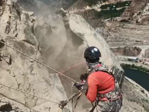 Düşme Riski Olan Dev Kayalar Dağcılar Tarafından Böyle Temizleniyor