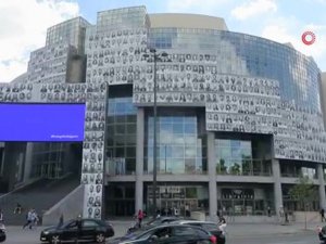 Bastille Opera Binası Salgınla Mücadele Eden Sağlıkçıların Portresiyle Kaplandı