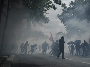 Fransa’da Ulusal Bayram’da Hükümet Karşıtı Protesto