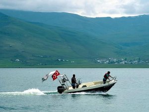 Çıldır Gölün’de Tekne Turları Başladı