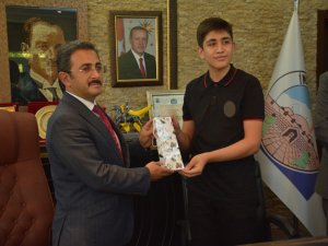 Bakan Yardımcısı Aksu, Lgs’den 500 Tam Puan Alan Öğrenciyi Tebrik Etti