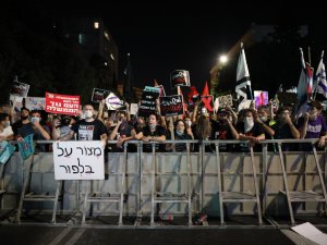 Netanyahu’nun Konutunun Önündeki Protestolar Devam Ediyor