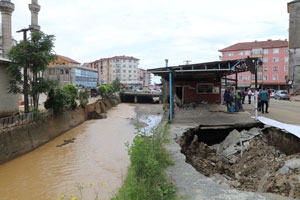 Rize’de Sel Sonrası Dere Yatağındaki Binaların Yıkımına Başlandı