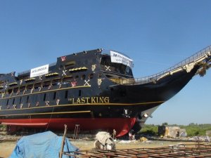 Dünyanın En Büyük Korsan Teknesi Manavgat’ta Yapılarak Suya İndirildi