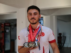 Annesinin 80 Liralık Pazar Parasıyla Spor Salonuna Yazıldı, Dünya 4.’sü Oldu
