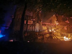 Amasya’da Gece Çıkan Yangın 2 Evi Kül Etti