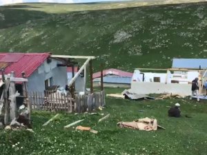 Yaylada Çıkan Şiddetli Rüzgar Çatıları Uçurdu