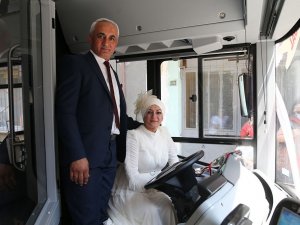 Şoför Çiftin Gelin Arabaları, Kullandıkları Belediye Otobüsü Oldu