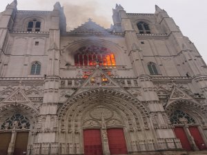 Katedral Yangınında Kundaklama Şüphesi