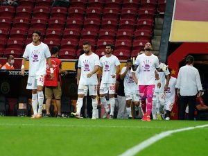 Futbolcular Sahaya ’Kadına Şiddete Dur De’ Tişörtleriyle Çıktı