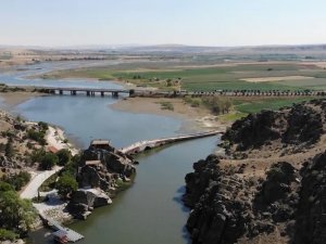 Selçuklular’dan Kalma Çeşnigir Köprüsü Turistlerin İlgisini Çekiyor