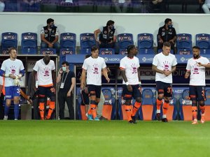 Başakşehir’de Futbolcular Sahaya ’Kadına Şiddete Dur De’ Tişörtleriyle Çıktı