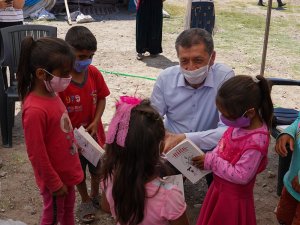 Bakan Selçuk’tan Tarladaki Çocuklara Sürpriz Ziyaret