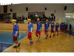 Basketbolcular Maça Baretle Çıktı