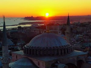 İlk Namaza Hazırlanan Ayasofya’da Gün Batımı Güzelliği