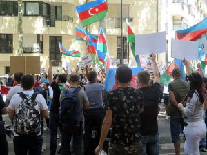 Azerbaycanlılardan Ermenistan’ın Paris Büyükelçiliği Önünde Protesto