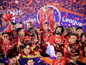 Liverpool Şampiyonluk Kupasını Kaldırdı